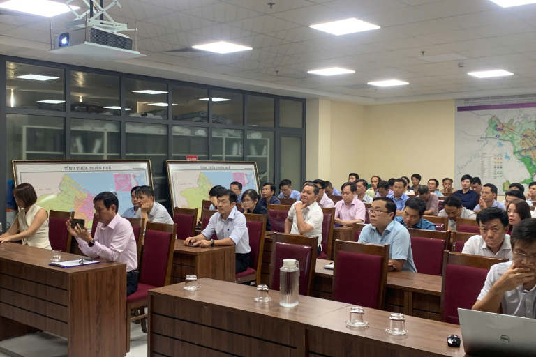Các cán bộ kỹ thuật chăm chú lắng nghe buổi tập huấn về ứng dụng BIM trong xây dựng